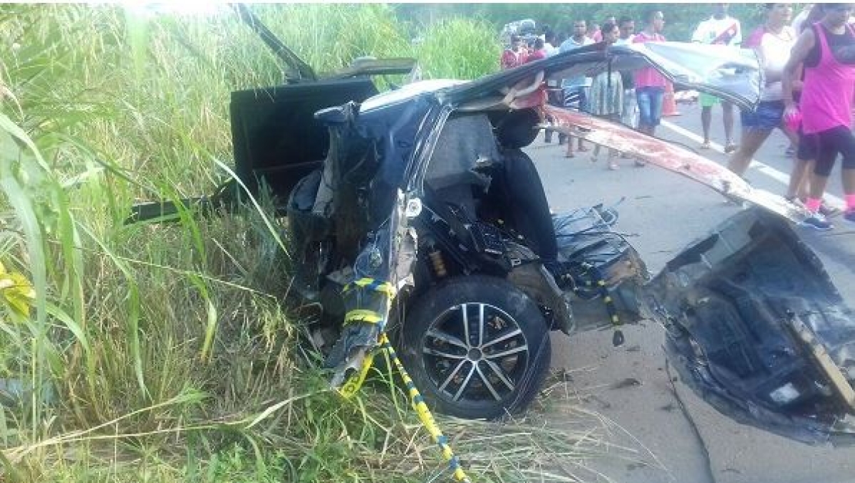 Carro de passeio ficou totalmente destruído depois do forte impacto(Foto: Giro em Ipiaú)