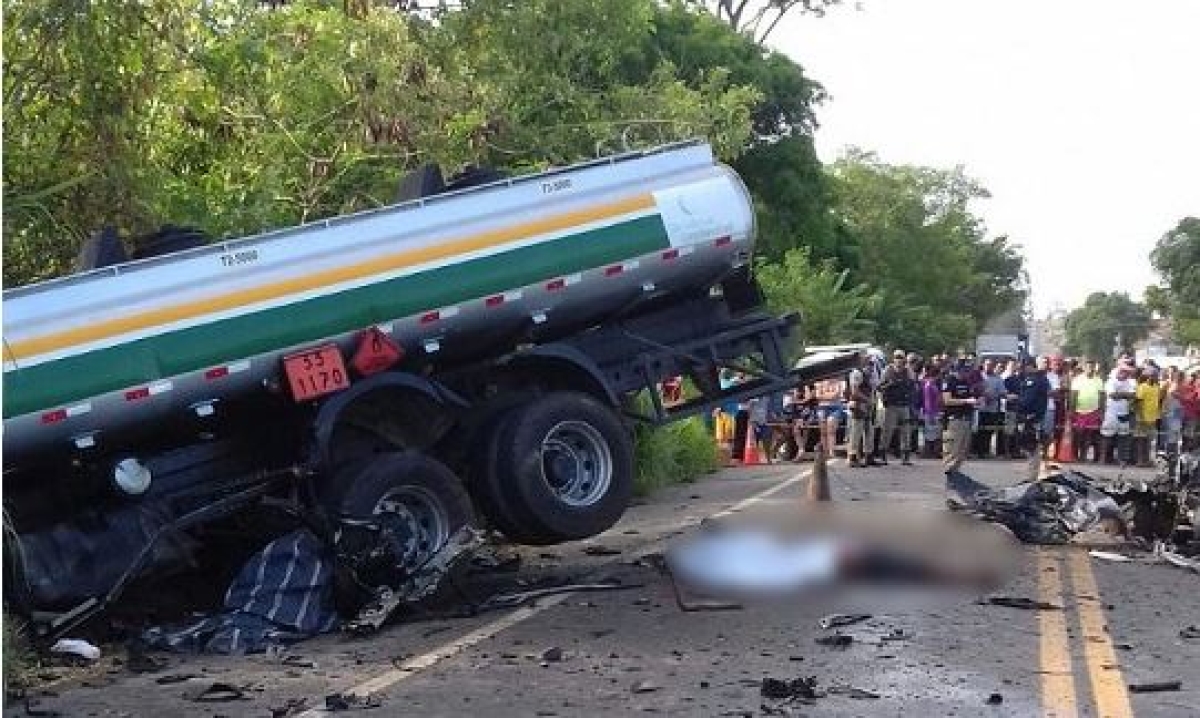 Depois da batida caminhão saiu da pista mas o motorista nada sofreu(Foto: Giro em Ipiaú)