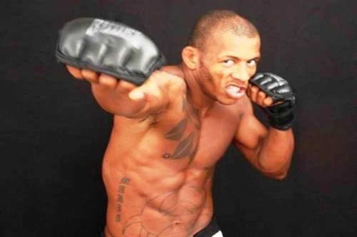 Lutador sergipano luta por vitória no MMA (Foto: Reprodução/Twitter)