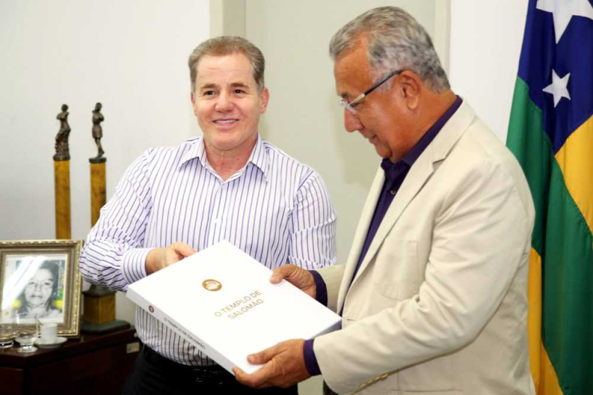 Jackson Barreto recebeu a visita do bispo da Igreja Universal do Reino de Deus em Sergipe, Luis Cláudio Gonçalves de Oliveira (Foto: André Moreira/ASN)