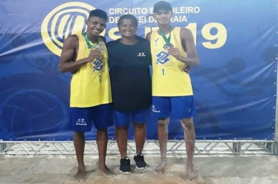 Os atletas com a técnica Cida Lisboa (Foto: Divulgação)