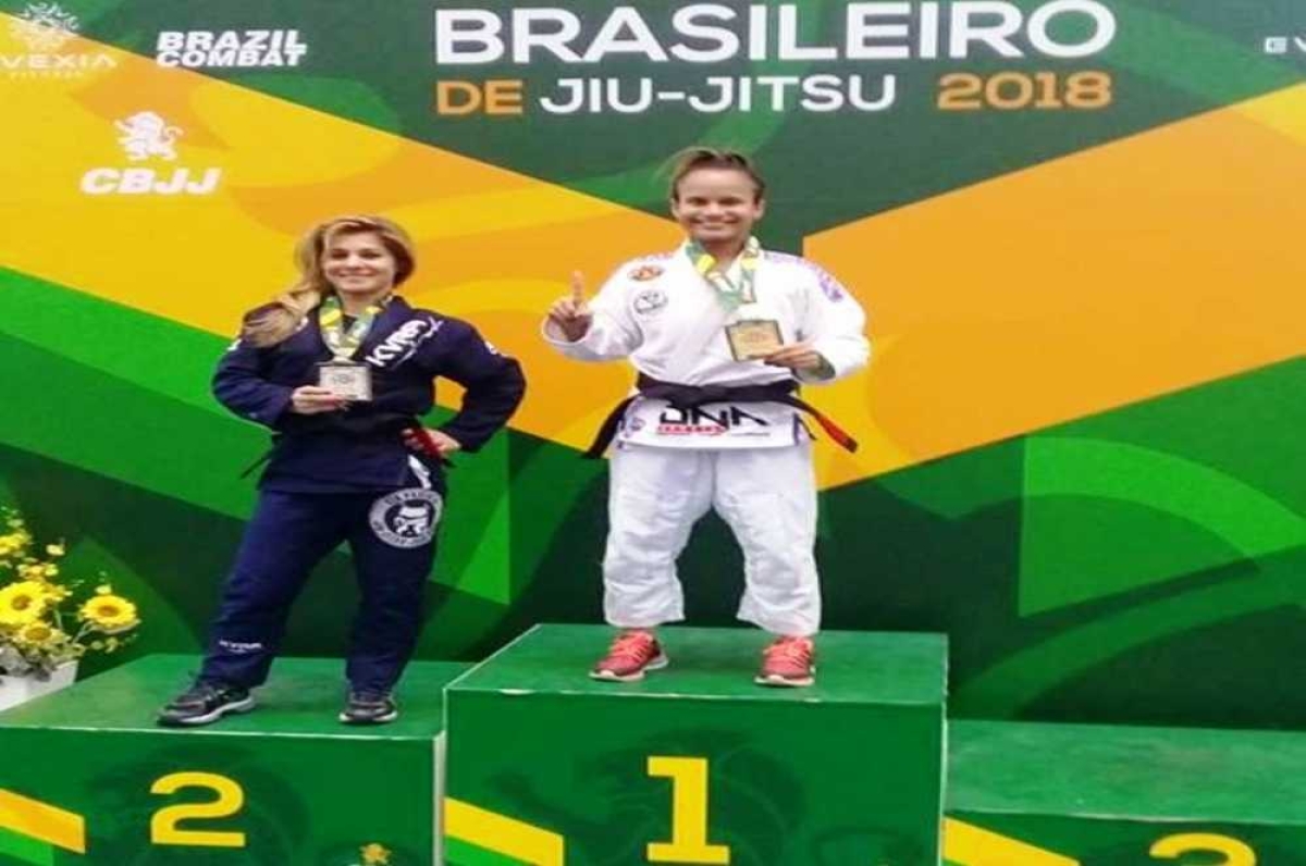 Alliny no topo: mais um ouro na carreira (Foto: Divulgação)