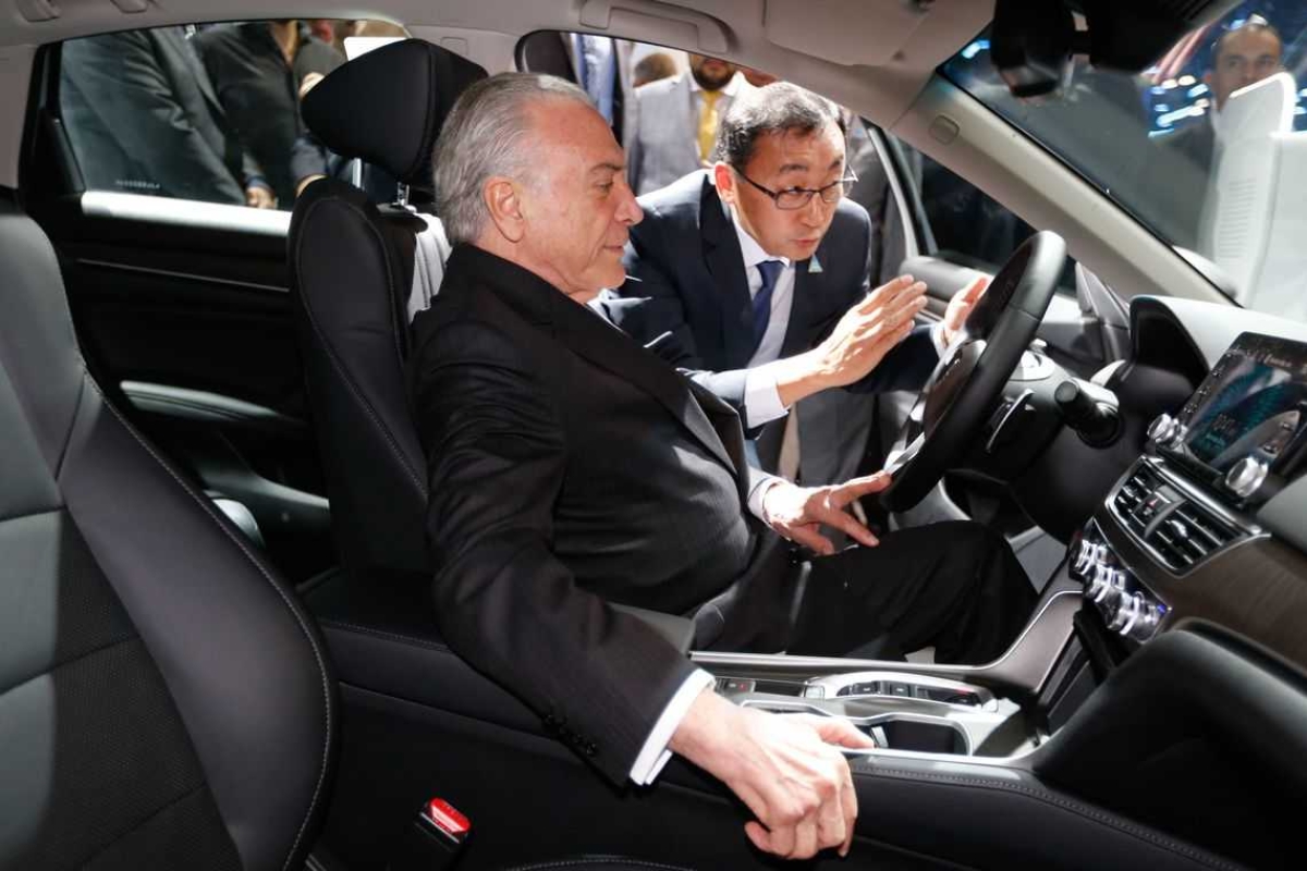 Michel Temer assina decreto que regulamenta novo regime automotivo (Foto: Cesar Itiberê/ PR/ Via Agência Brasil)