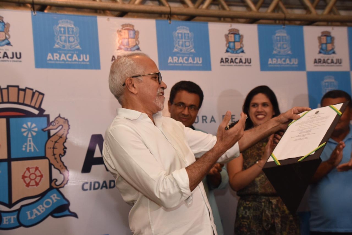 Prefeito de Aracaju assina decreto que regulamenta transporte náutico na Orla Pôr do Sol (Foto: Ana Lícia Menezes/ PMA)