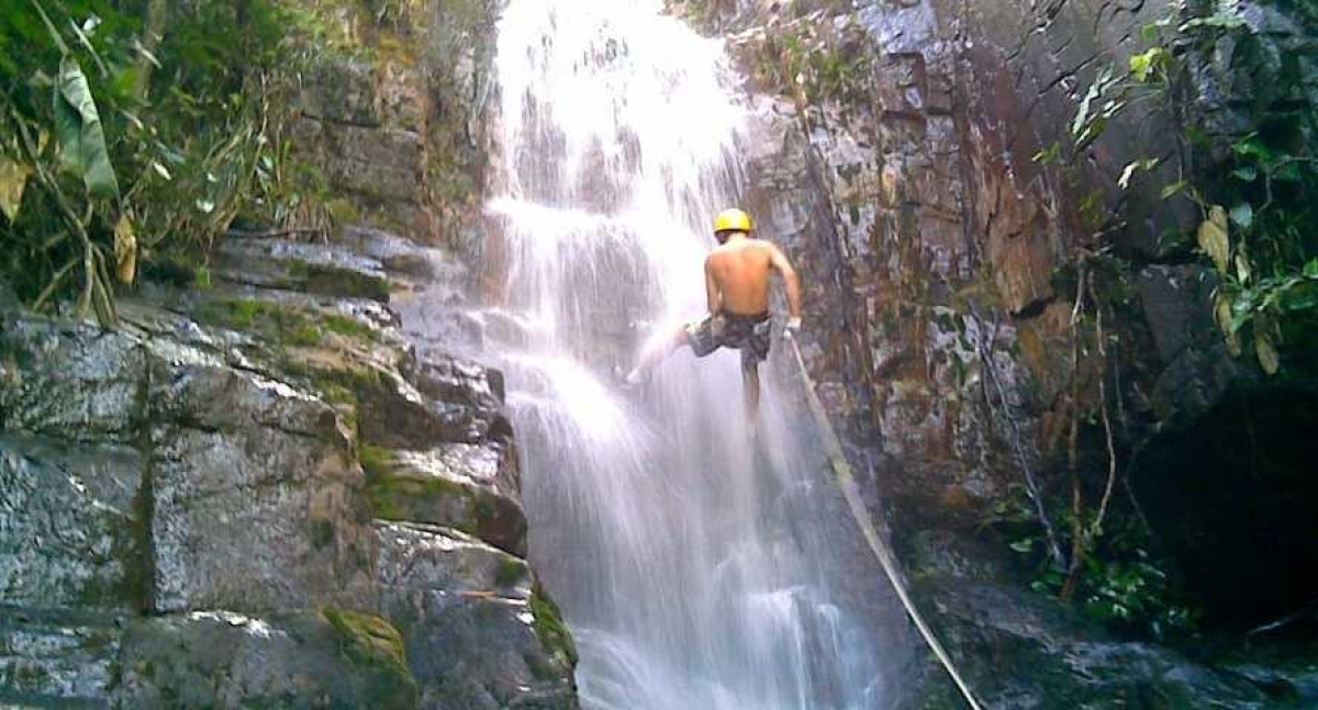 Quedas d´água são um convite à prática de esportes radicais (Foto: Via Destaque Comunicação)