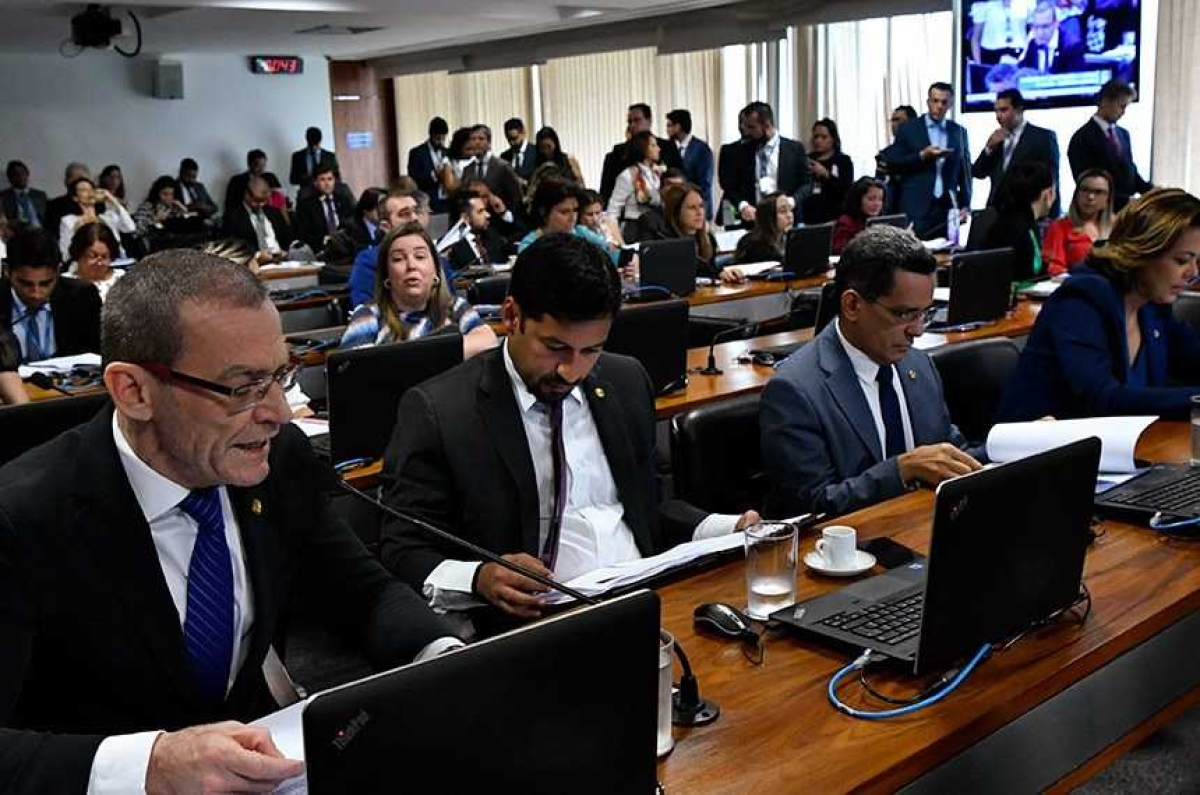 Relator, Fabiano Contarato apresentou emenda para deixar clara punição também para envio de mensagens ao volante (Foto: Geraldo Magela/ Agência Senado)