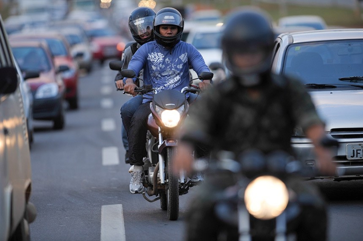 Entre as mudanças aprovadas, estão novas regras para o uso dos chamados �??corredores�?� de motociclistas. Andar por entre as faixas só será permitido em trânsitos parados ou lentos e em velocidade segura (Foto: Pedro França/ Agência Senado)