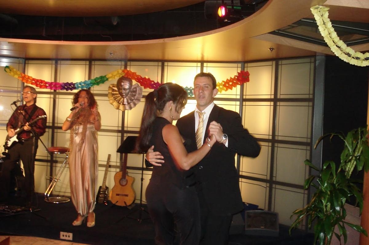 Além das paradas, o navio oferece noites super divertidas com jantares, shows no teatro e programações diversas como aula se salsa (Foto: Carla Passos)