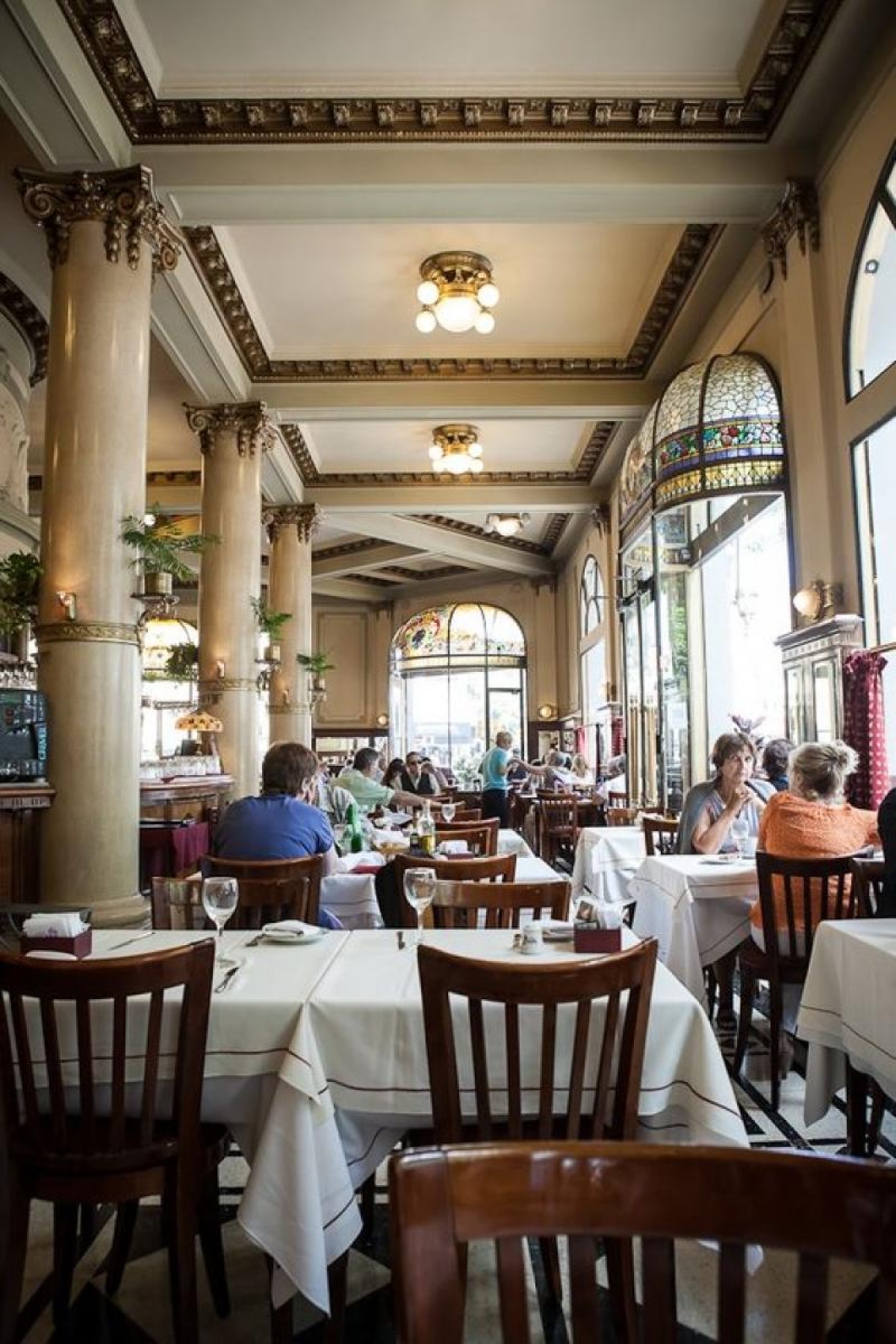 Cena típica de Buenos Aires: cafés lotados. A relação dos argentinos com esses estabelecimentos é muito forte (Foto: Carla Passos)