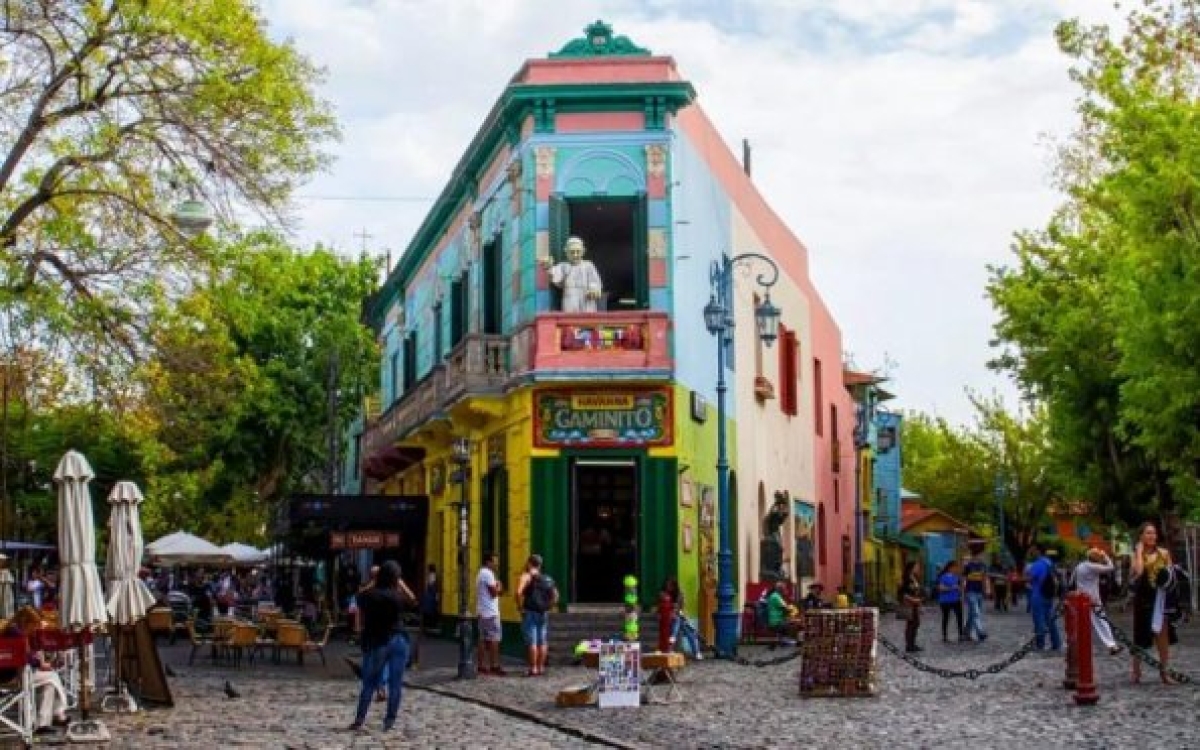 As janelas e paredes coloridas fazem parte do cenário no Caminito, uma rua-museu a céu aberto (Foto: Carla Passos)
