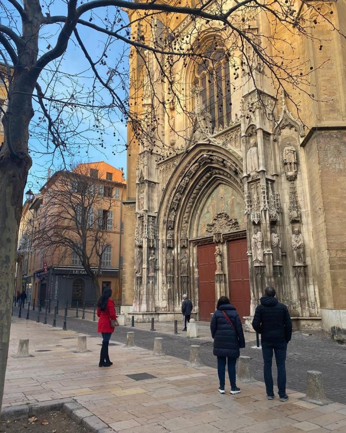 Aix Cathedral, que mistura elementos e estilos diferentes (romanesco, góticos é neogóticos) - Foto: Carla Passos