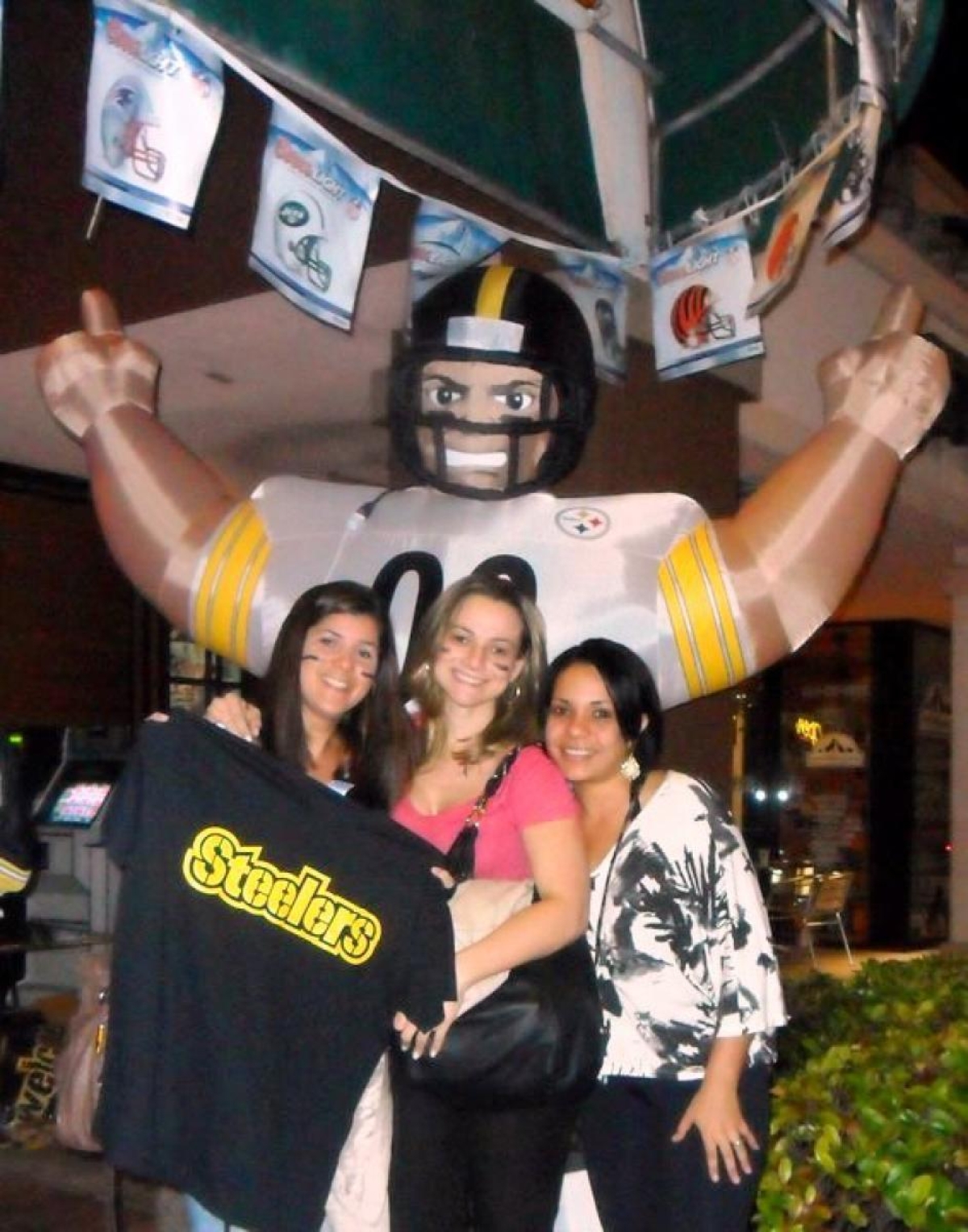 E por falar em Fort Lauderdale, fomos lá no domingo para assistir a um jogo de futebol americano em um bar bem típico (Foto: Carla Passos)