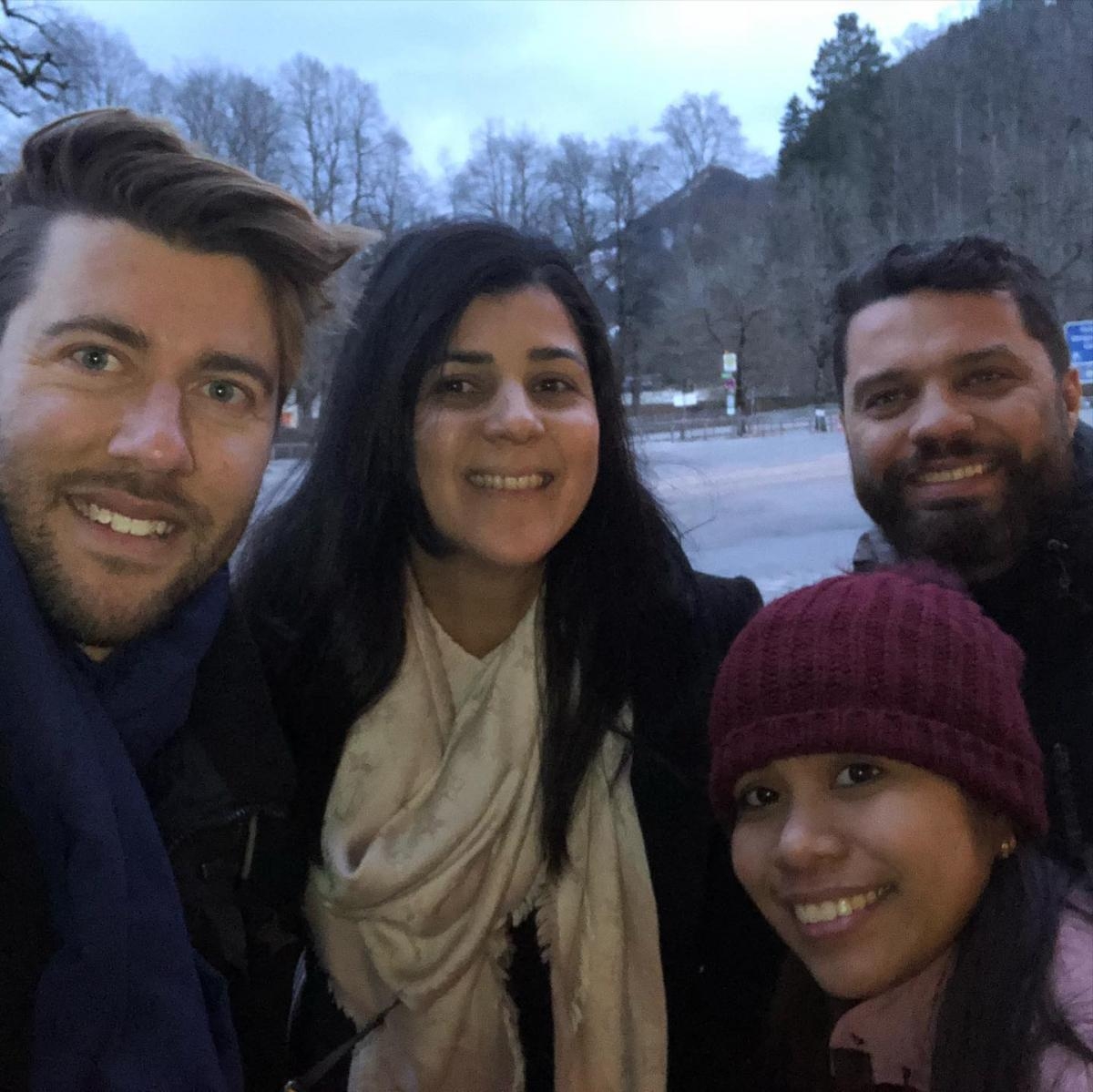 Os amigos de três nacionalidades que fiz no trem: o alemão Axel, um brasileiro Charles e a filipina Rose (Foto: Carla Passos)