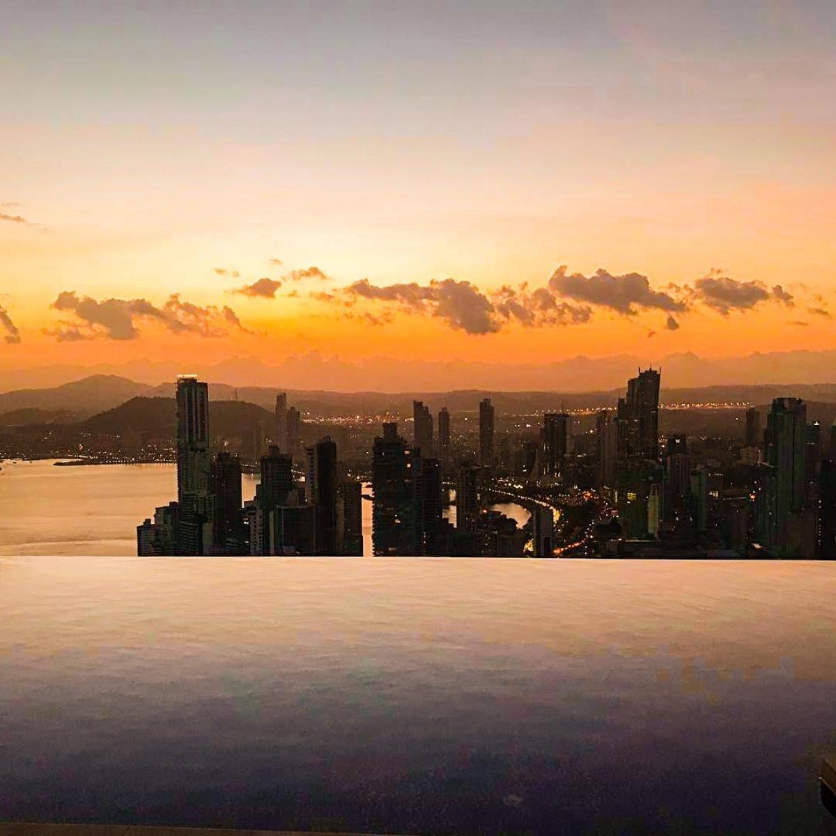 Por do Sol no andar 66 da Trump Tower, na Cidade do Panamá (Foto: Carla Passos)