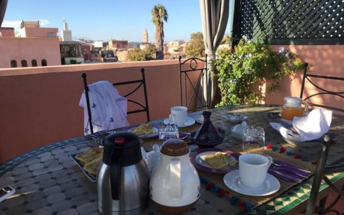 Café da manhã típico no Terraço do Riad (Foto: Carla Passos)