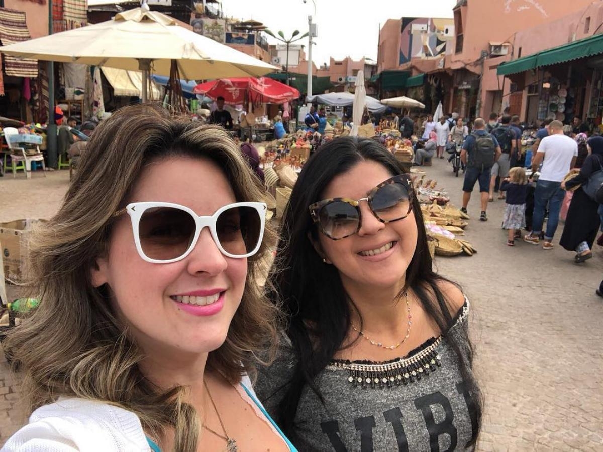Com Letícia Barcelona caminhando dentro da medina, pelos souks (Foto: Carla Passos)