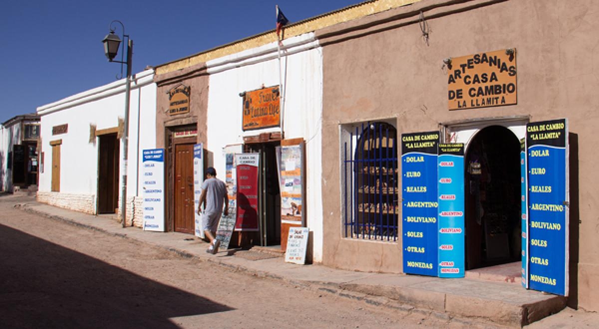 Agências do centrinho, onde é possível comprar os passeios (Foto: Carla Passos)