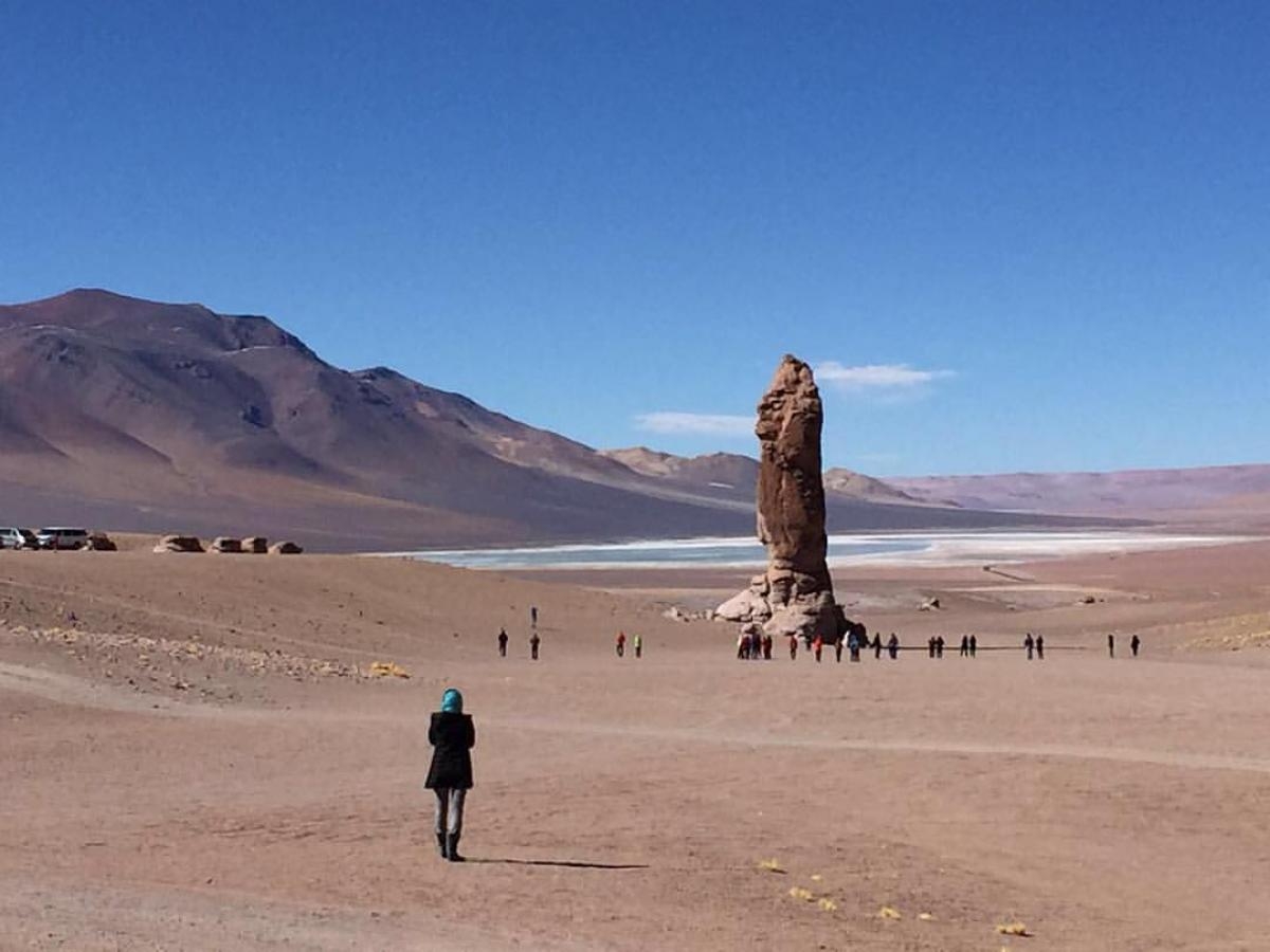 A figura solitária do la Pacana é um cenário misterioso do Atacama (Foto: Carla Passos)