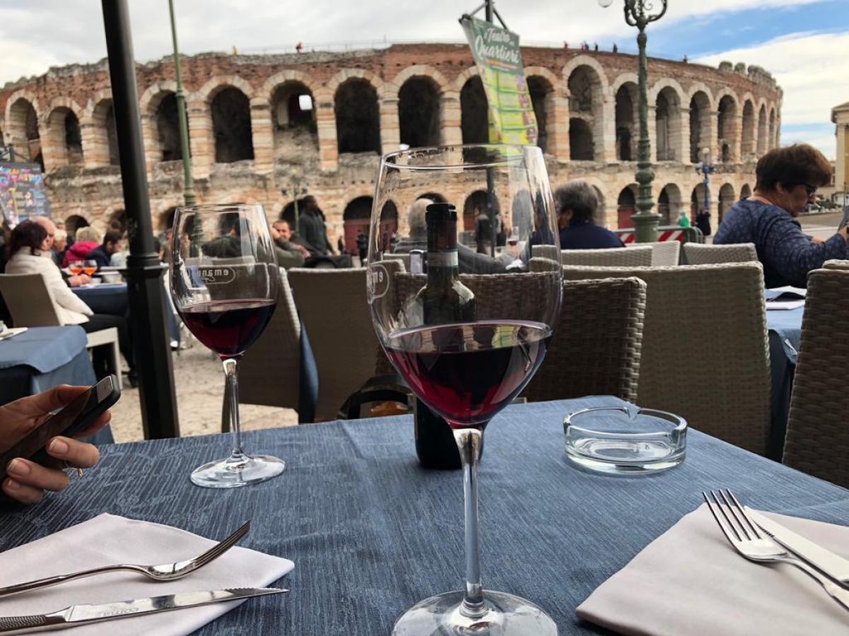 Programa imperdível : tomar um vinho em frente a Arena de Verona (Foto: Carla Passos)