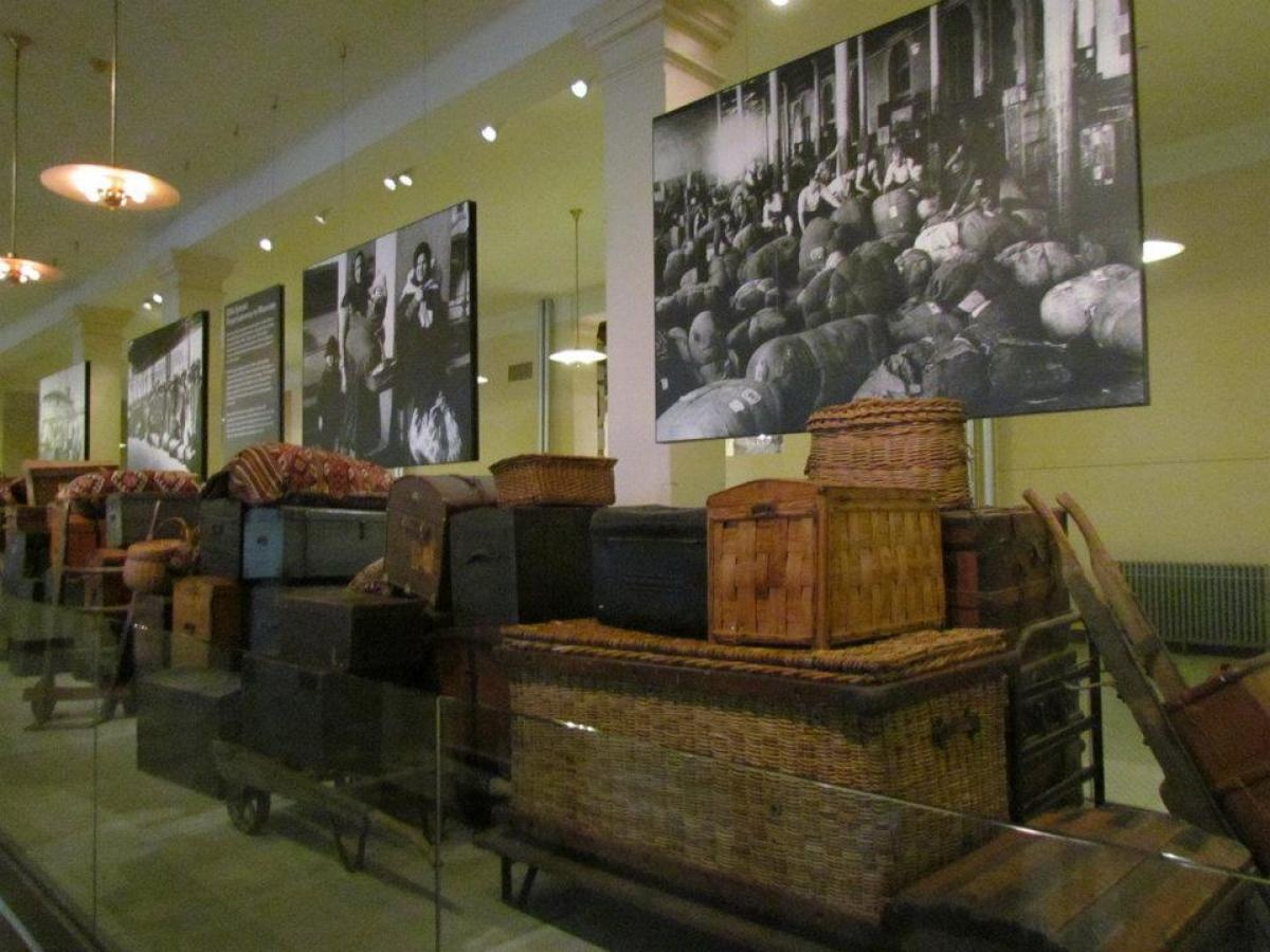 Vários filmes retratam a chegada dos imigrantes europeus que chegavam em busca do sonho americano. Visite a Ellis Island para conhecer melhor essa história (Foto: Carla Passos)