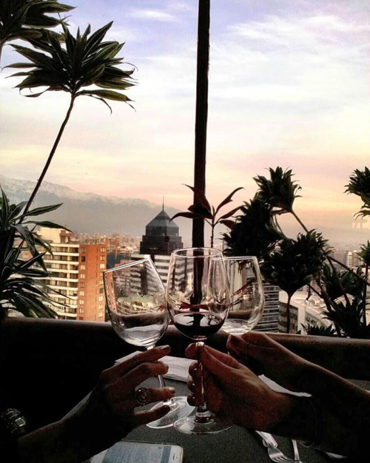 Primeiro fim de tarde, um brinde no restaurante giratório (Foto: Carla Passos)