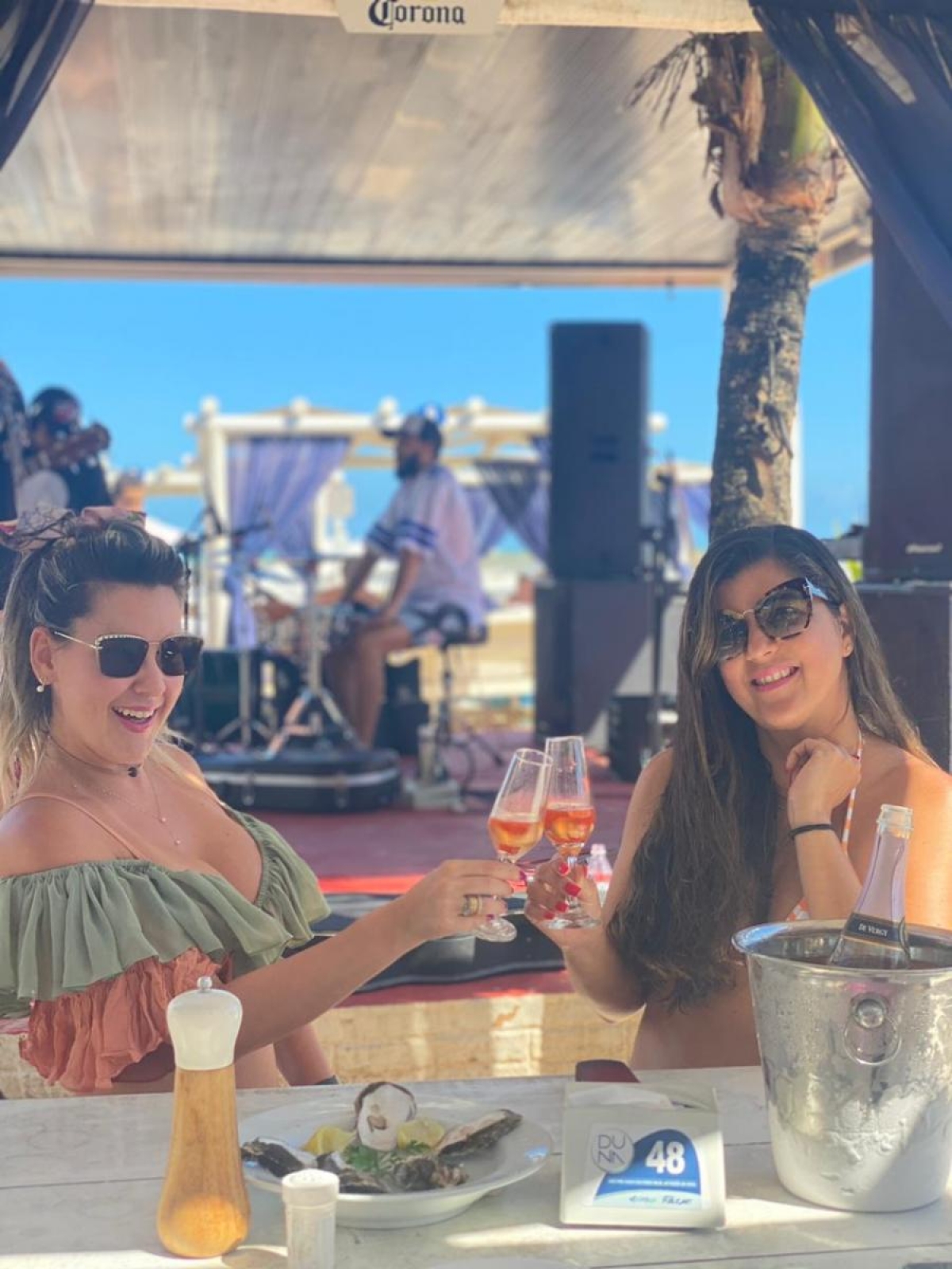 O Duna Beach tem música ao vivo e funciona até às 23h (Foto: Carla Passos)