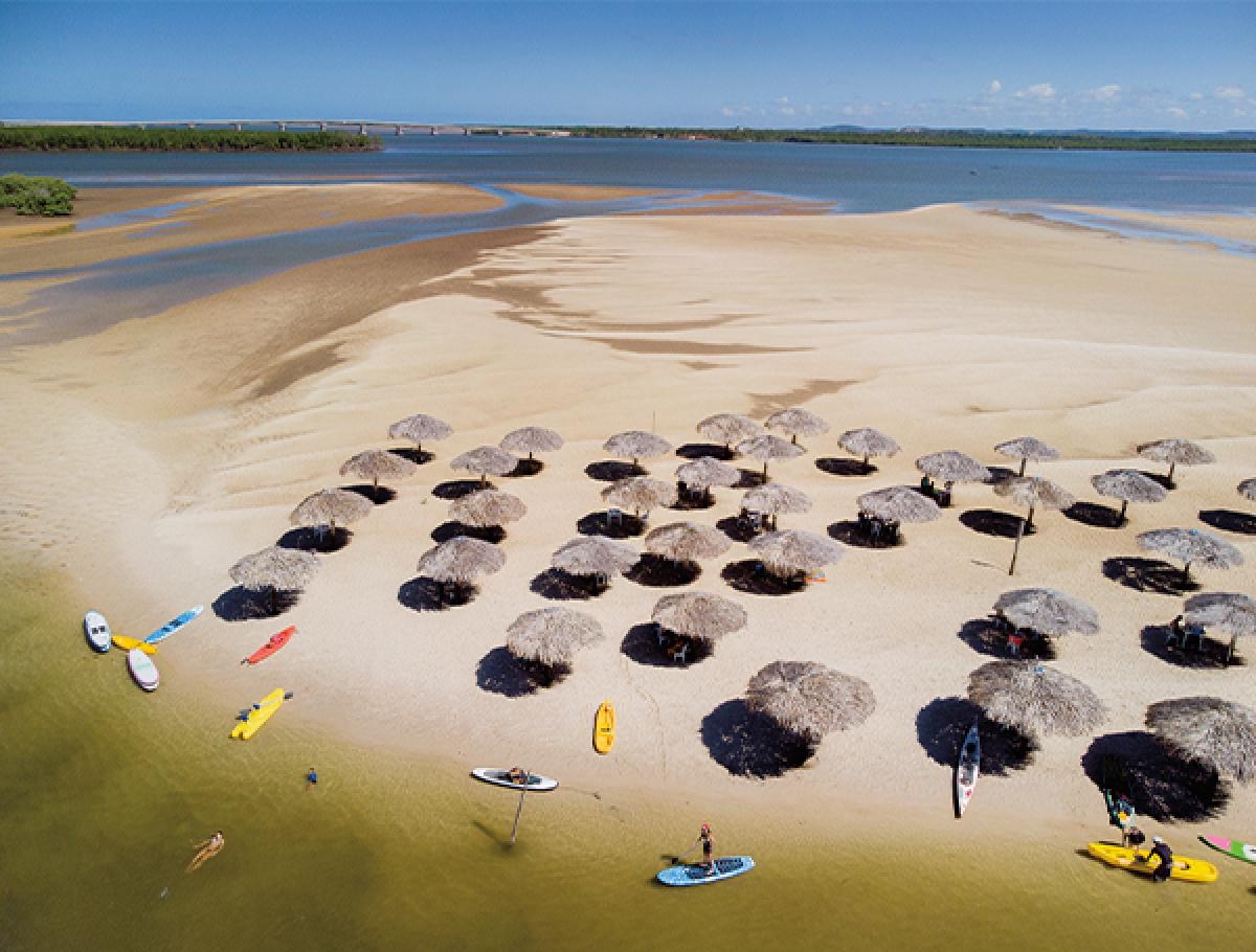Groa do Goré: pequena ilha de areias brancas entre o rio Vaza Barris e o mar (Foto: Carla Passos)