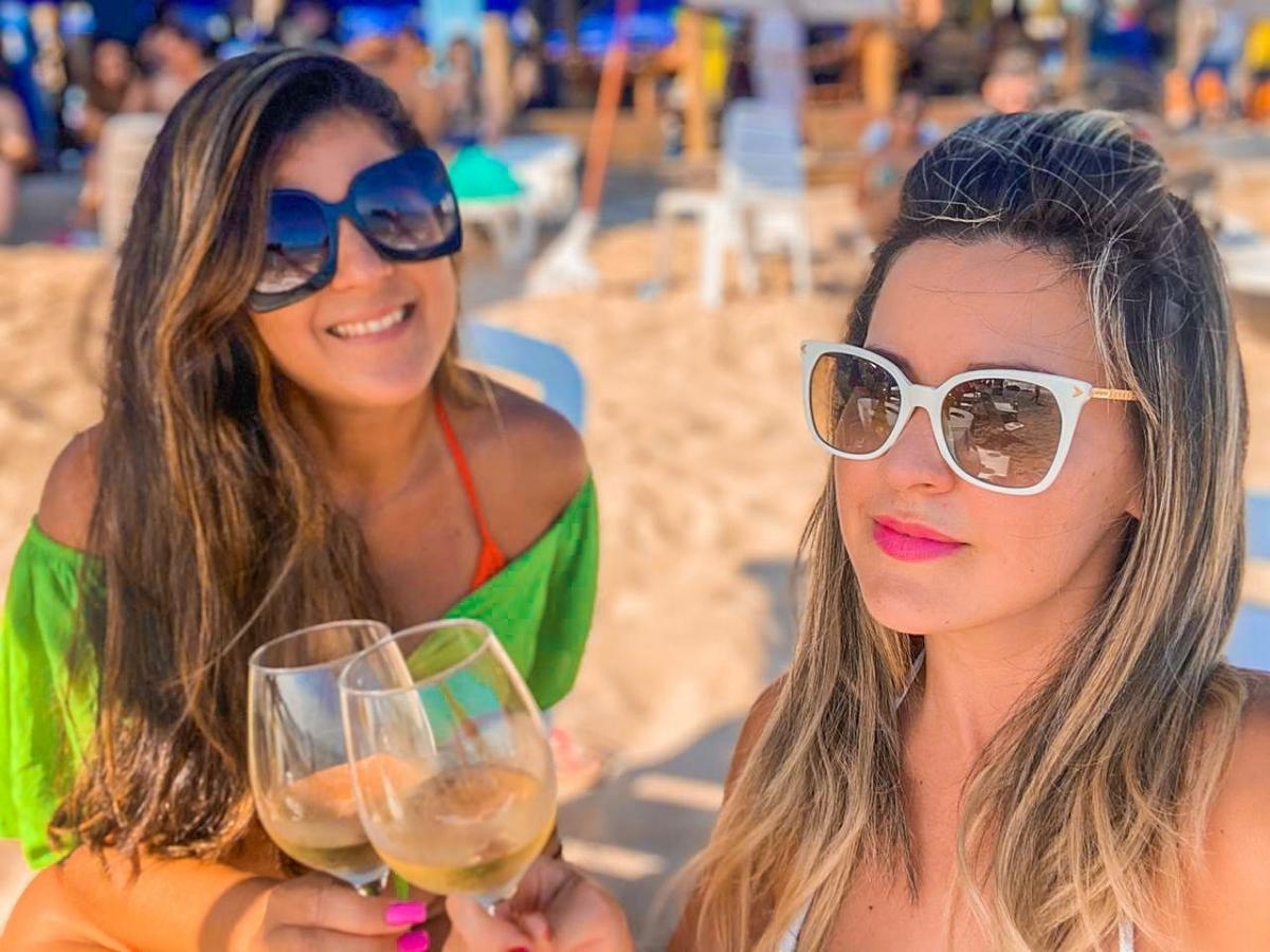 No Lopana você pode curtir sol e mar ao som de um DJ, acompanhado por uma taça de vinho ou espumante (Foto: Carla Passos)