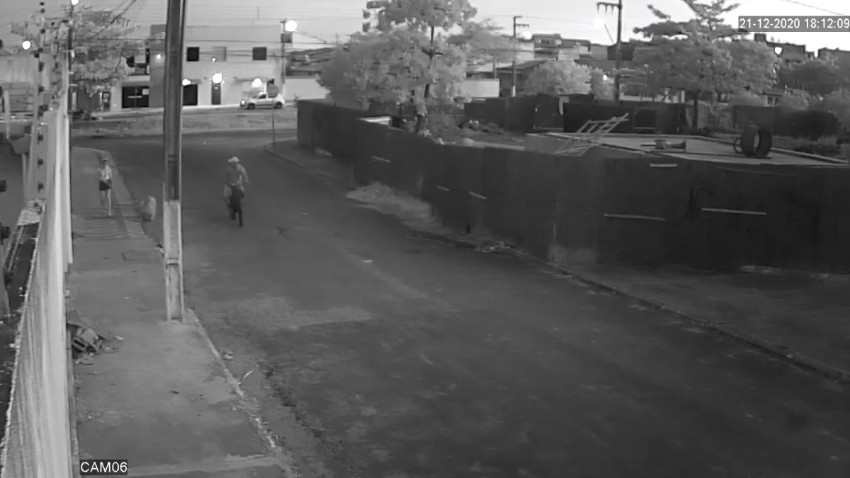 Homem ameaça jovem mostrando as partes íntimas (Imagem: Reprodução de vídeo/ YouTube/ Portal Infonet)