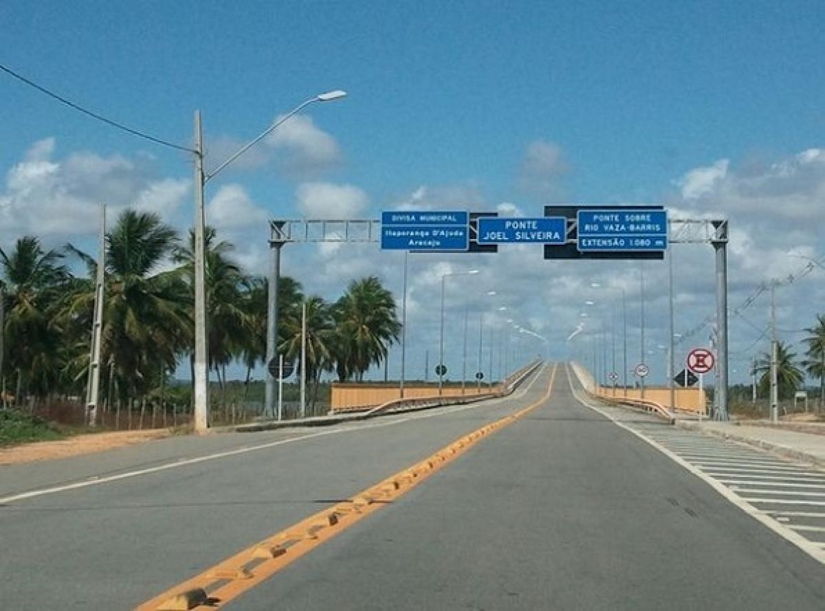 Para chegar na Lagoa dos Tambaquis, é preciso atravessar a Ponte Joel Silveira (Foto: Carla Passos)