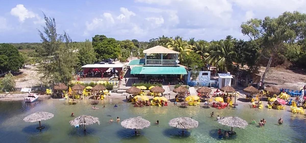 Os restaurantes a�?s margens da lagoa vendem saquinho de raça�?o, a R$ 2 (Foto: Carla Passos)