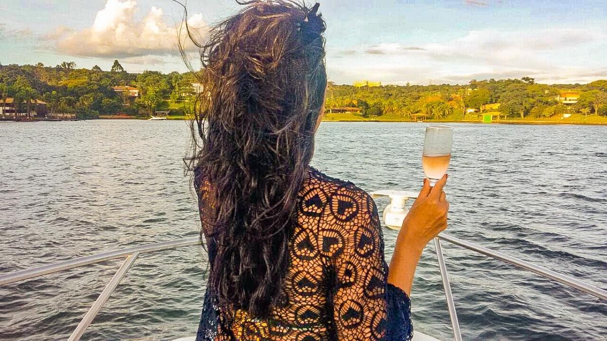 A primeira dica para quem quiser esticar para ficar mais dias na cidade é conhecê-la de um ângulo diferente: a partir do lago (Foto: Carla Passos)