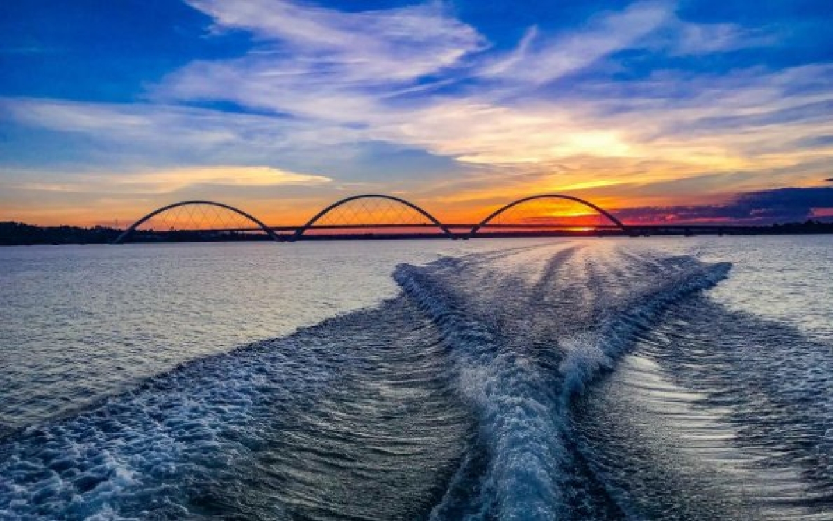 Um passeio pelo lago de barco ou caique é uma boa opção (Foto: Carla Passos)
