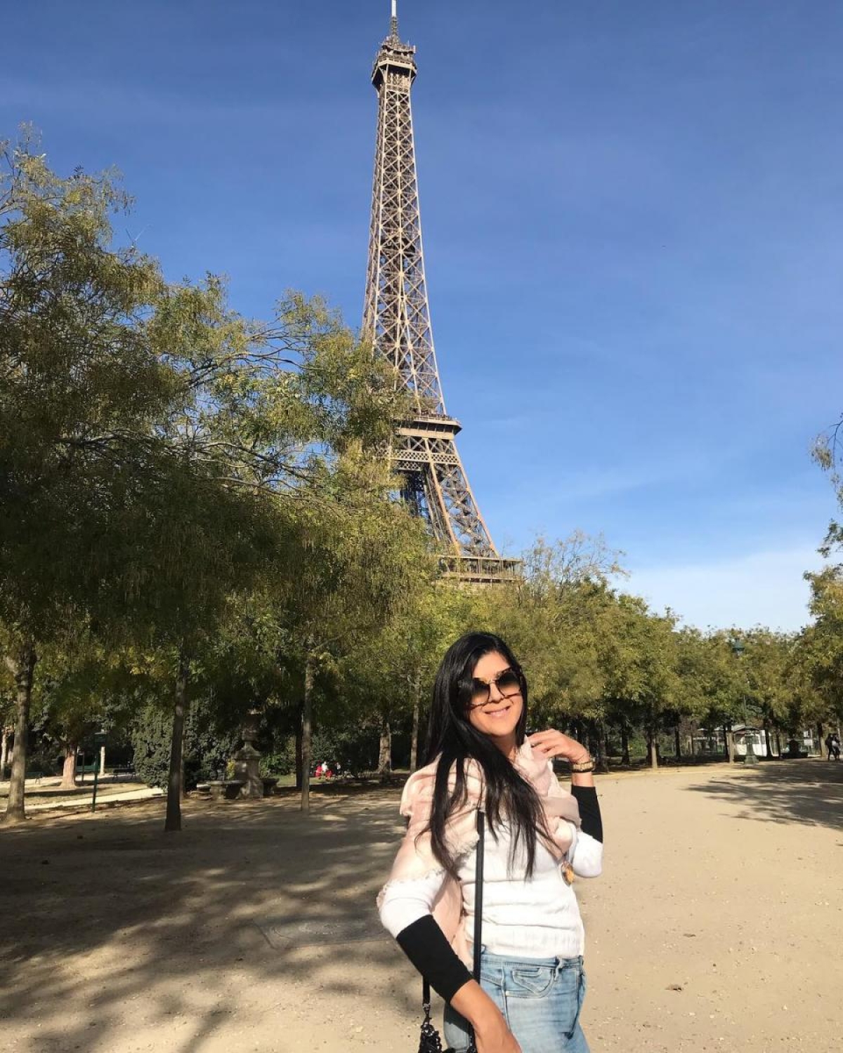Não deixe de curtir um fim de tarde esperando as luzes da Torre Eiffel acenderem (Foto: Carla Passos)