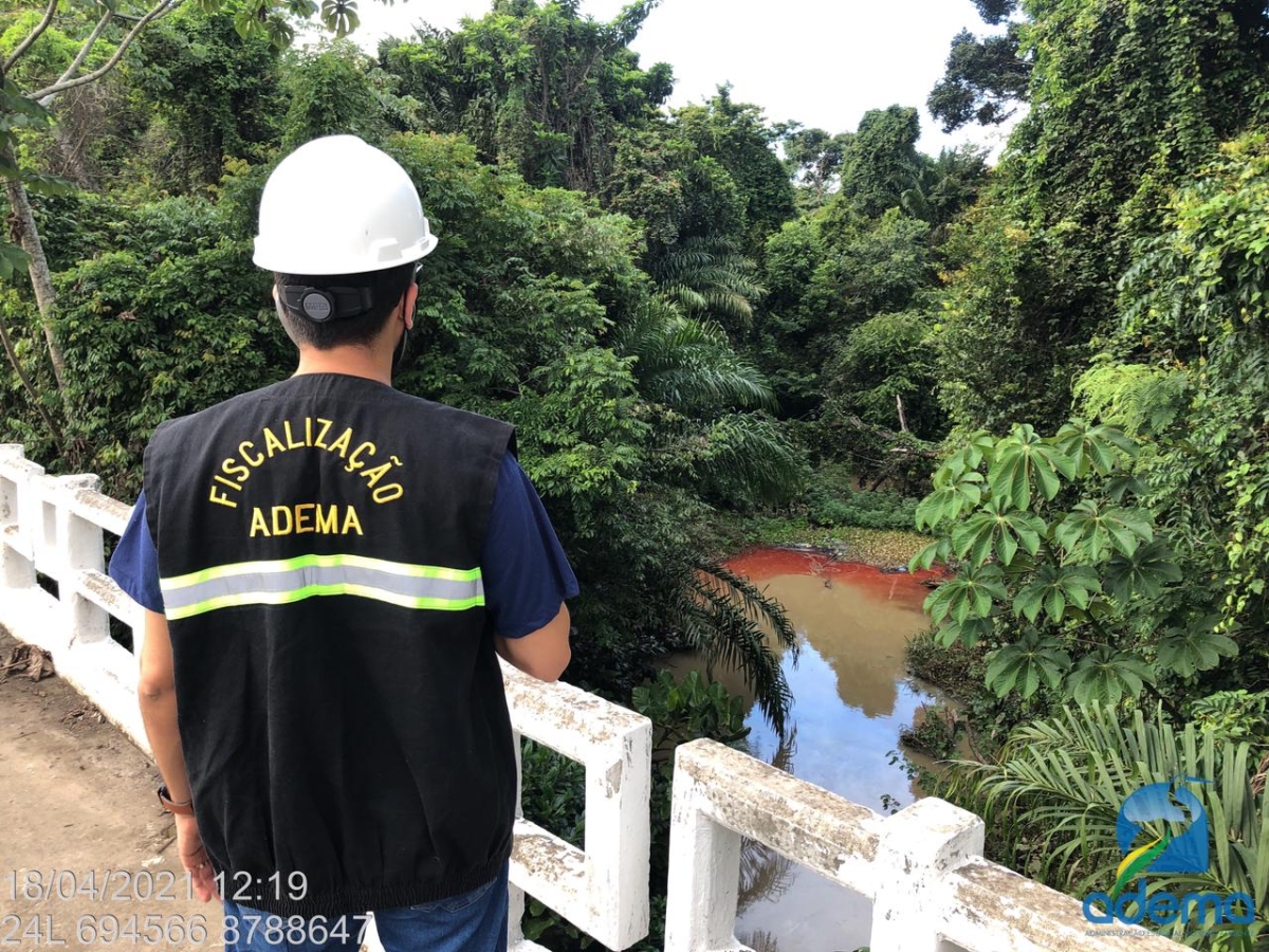 Adema faz remoção de óleo no Rio Pitanga em São Cristóvão