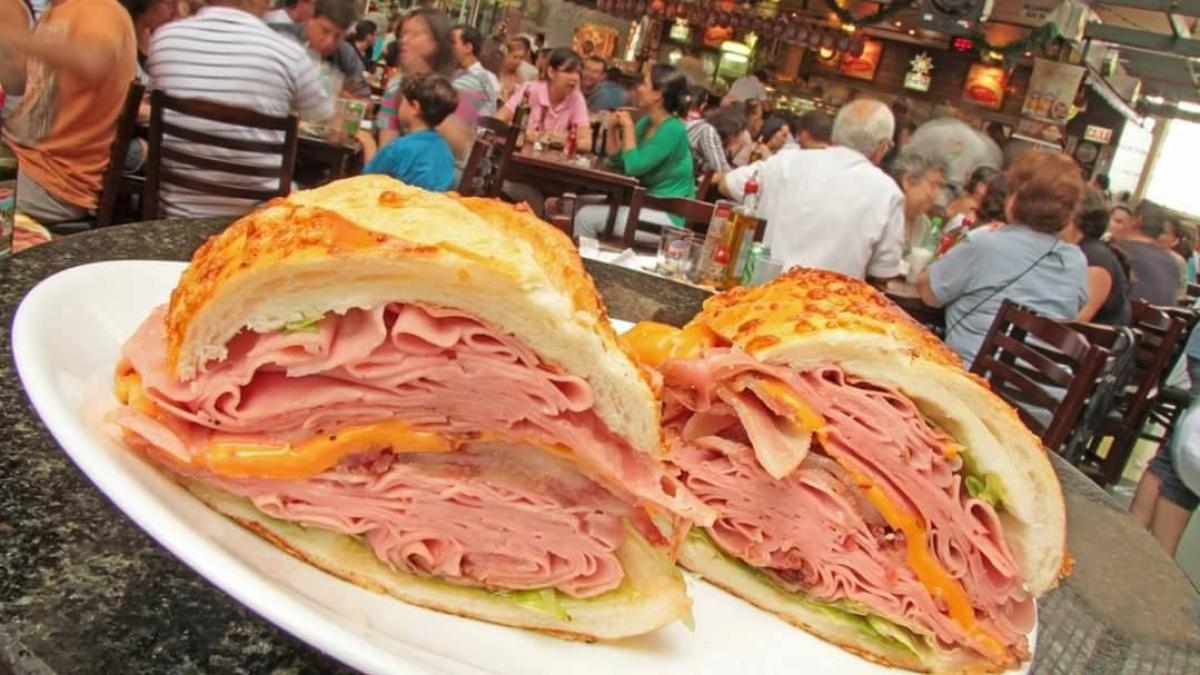 Nada representa mais o mercadão do que o lanche de mortadela super recheado (Foto: Carla Passos)