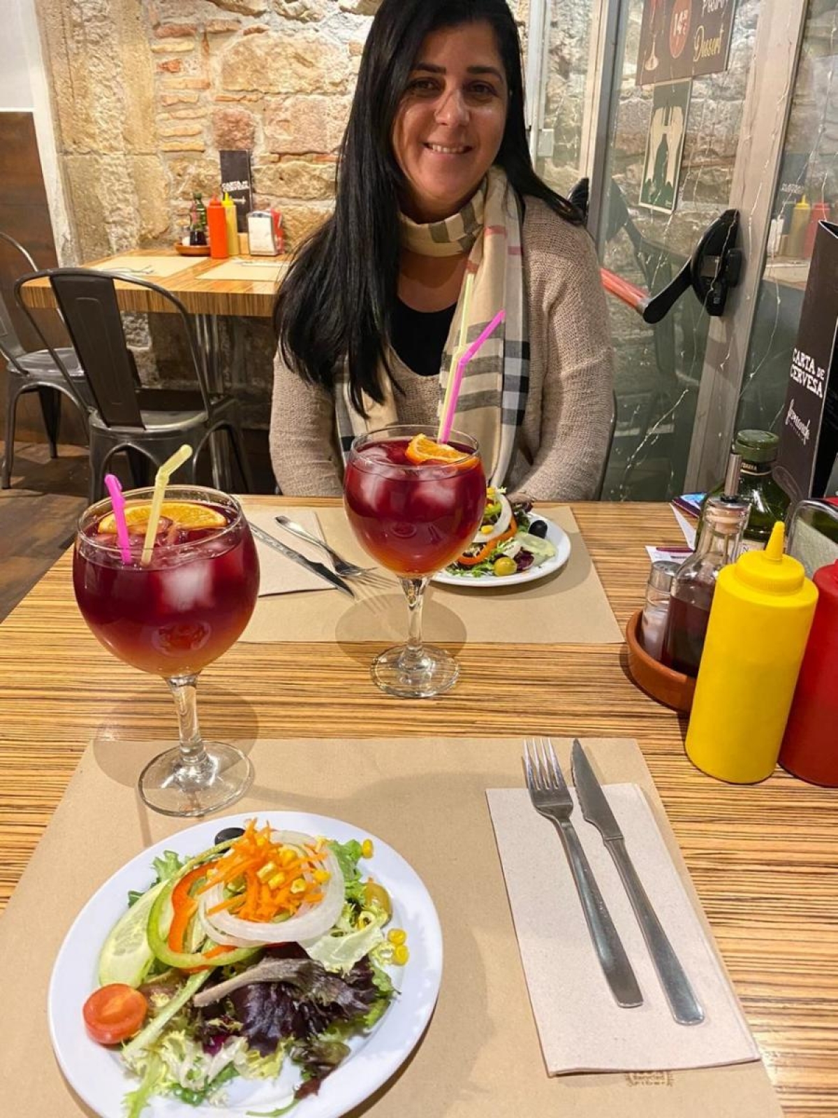 Cara de cansada depois de uma longa viagem no nosso primeiro jantar em Barcelona (Foto: Carla Passos)