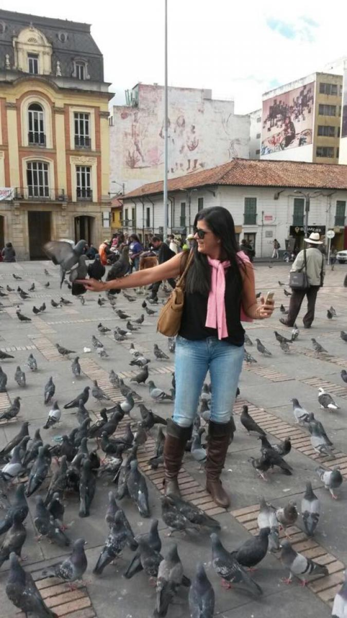 Na Praça Simon Bolivar os pombos ajudam a compor a foto (Foto: Carla Passos)
