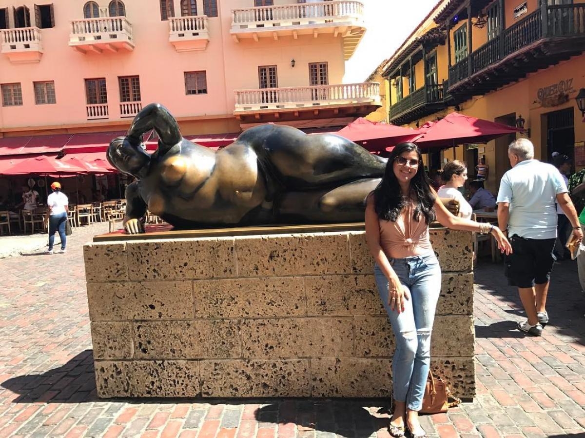 Plaza de Santo Domingo que tem uma escultura de Botero ao ar livre, chamada de Figura Reclinada (Foto: Carla Passos)
