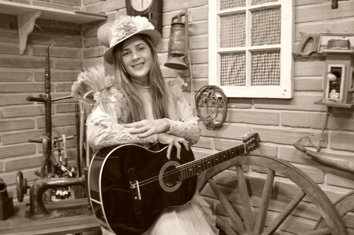 Na Epopéia Italiana você pode vestir roupas antigas e tirar fotos em cenários que rememoram a chegada dos imigrantes (Foto: Carla Passos)