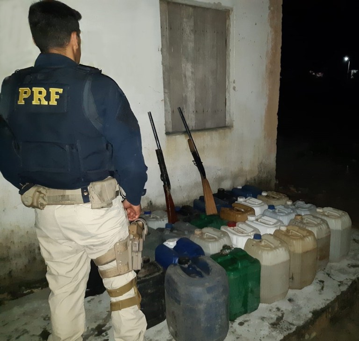 Rio Real/BA: PRF apreende mais de 500 litros de combustíveis e duas espingardas artesanais (Foto: PRF)
