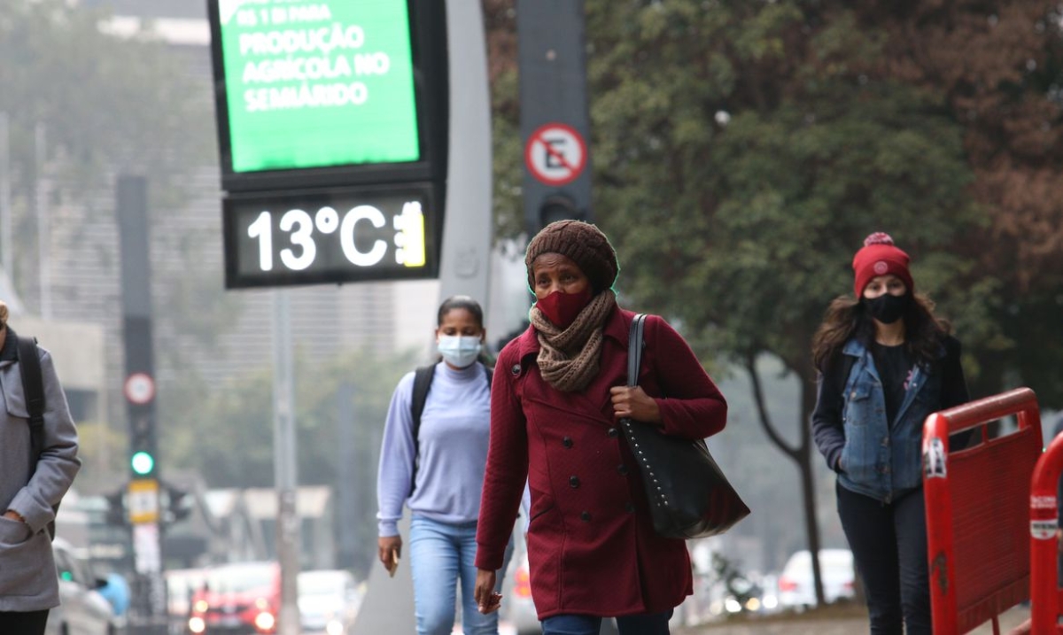 Pedestres na Avenida Paulista durante frente fria que derrubou a temperatura na capital - Foto de arquivo: Rovena Rosa | Agência Brasil