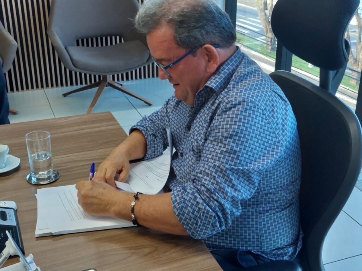 Presidente do Sistema Fecomércio/Sesc/Senac, Marcos Andrade, assina termo de posse do coordenador da Câmara Empresarial de Beleza e Estética - Foto: Marcio Rocha | Fecomércio/SE