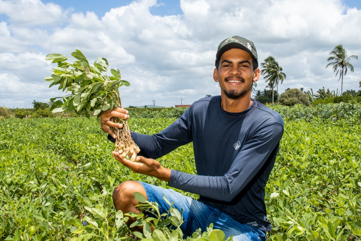 O agricultor familiar Luciano Oliveira conta com a assistência técnica do Estado - Foto: Arthuro Paganini | Governo de Sergipe