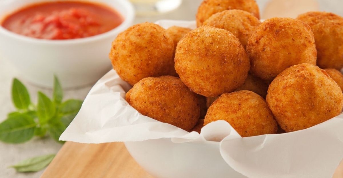 Arancini de Fondue de Queijo com molho de tomate picante e manjericão - Foto: Divulgação/Marca Tirolez