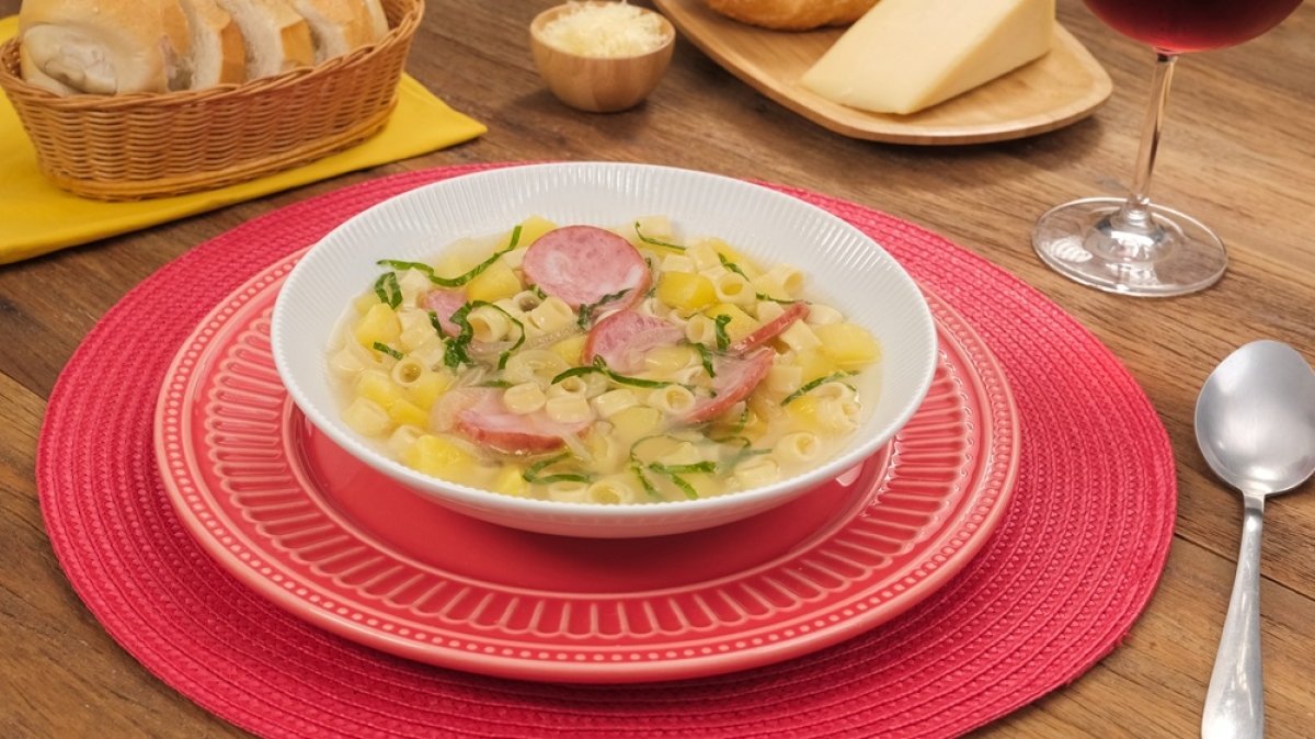 Receita de Sopa de macarrão com calabresa simples - Foto: Divulgação/Galo
