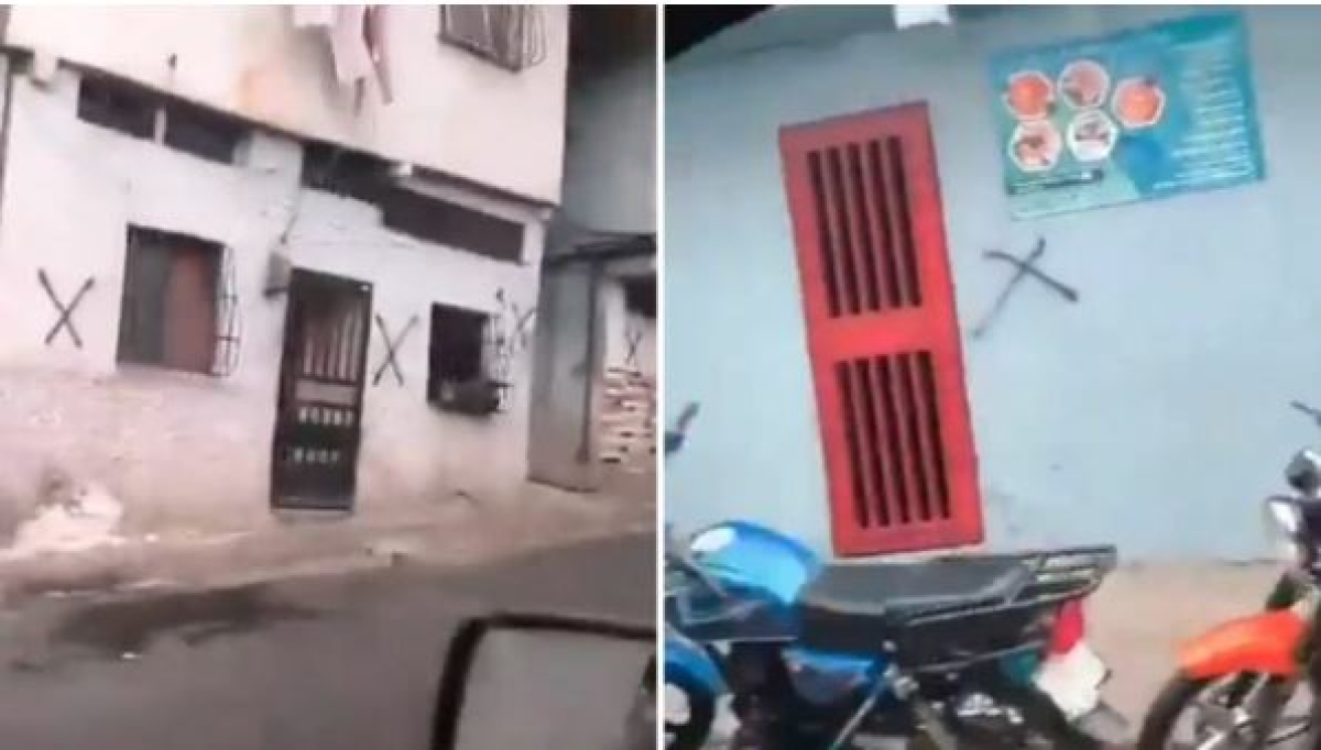 Casas marcadas em bairro de Caracas - Foto: Frames de vídeo / X
