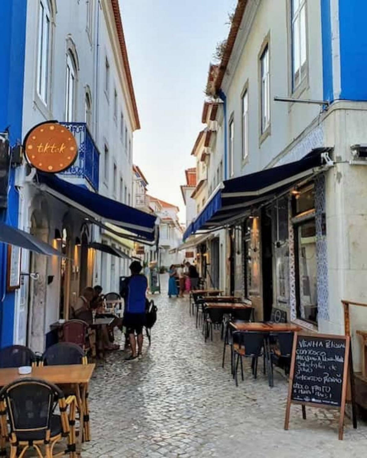 Ericeira com seu ar mais despojado meio surfista e suas casas azul e brancas - Foto: Carla Passos
