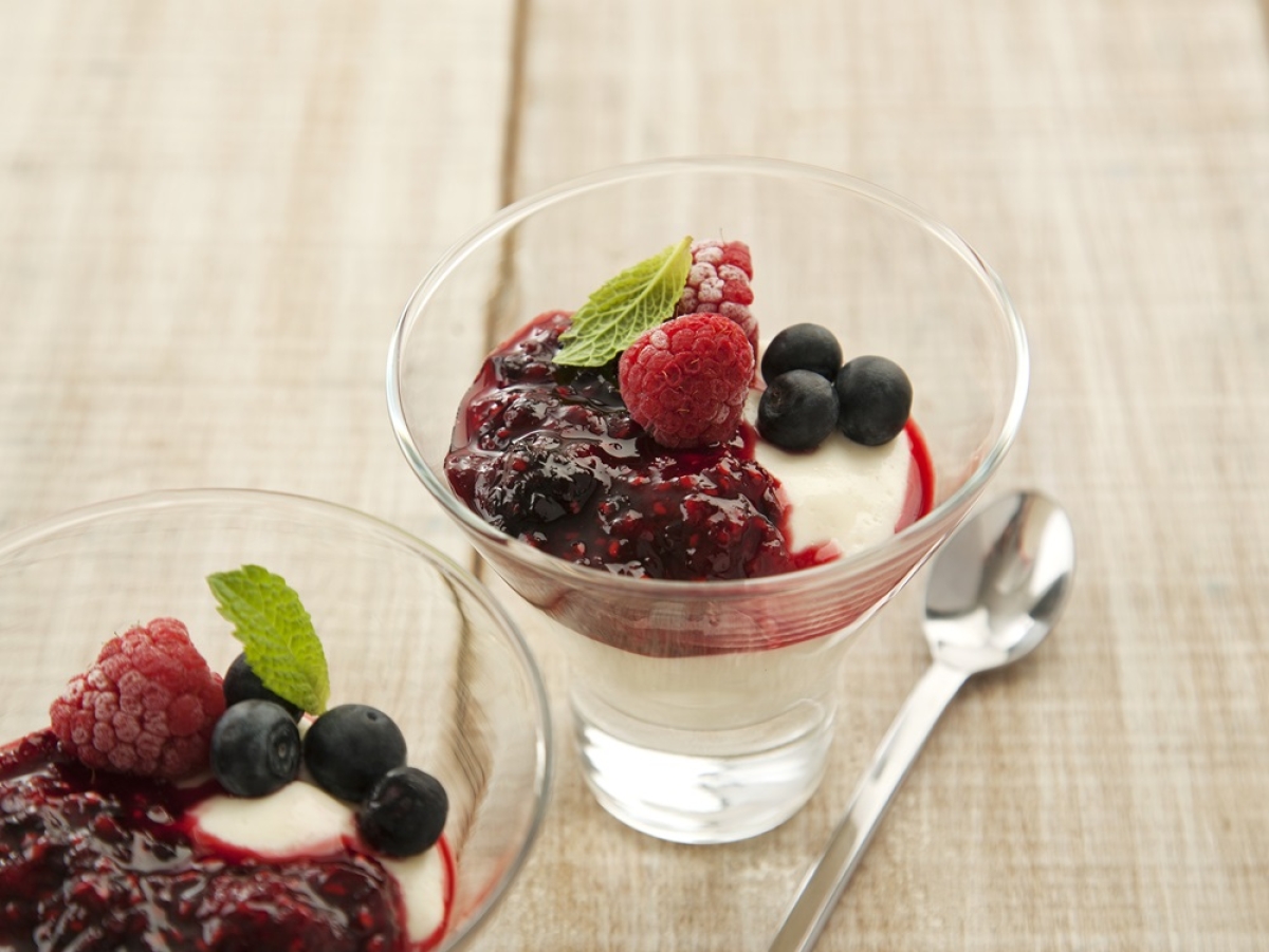 Sorvete de Requeijão com Calda de Frutas Vermelhas - Foto: Divulgação | Marca Tirolez
