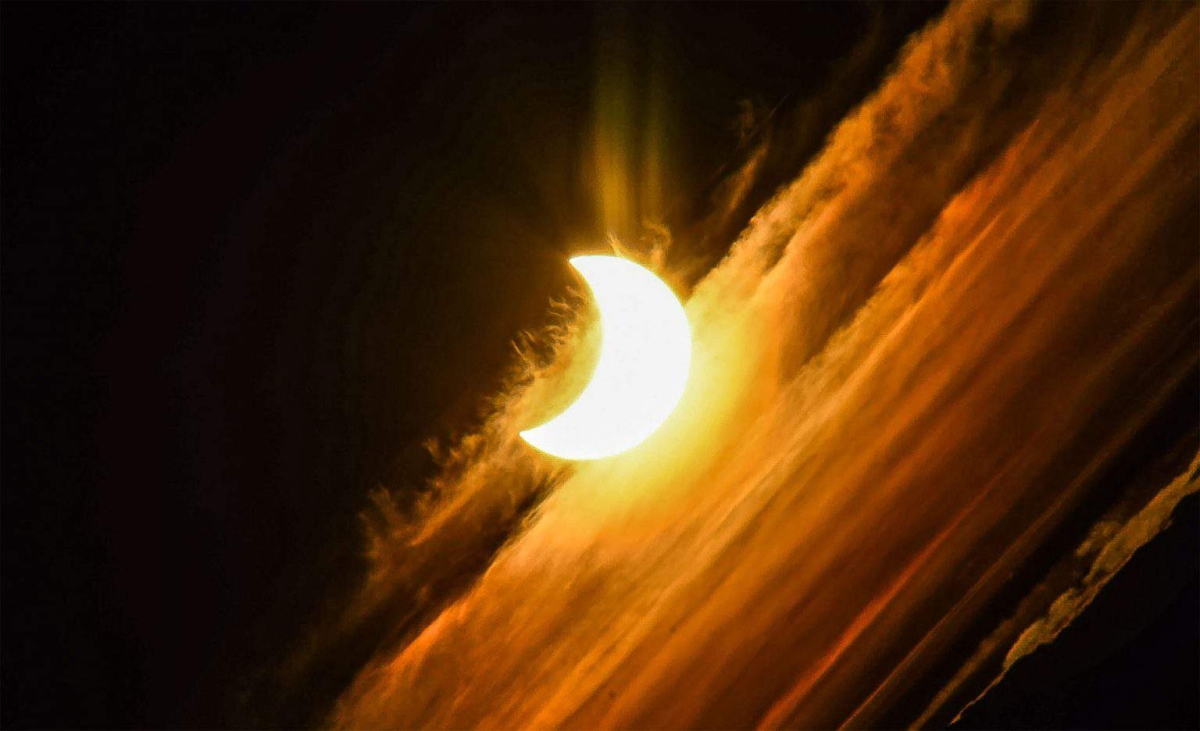 Eclipse solar sobre a Argentina, em maio de 2022 - Foto: Aixa Andrada/APOD/NASA
